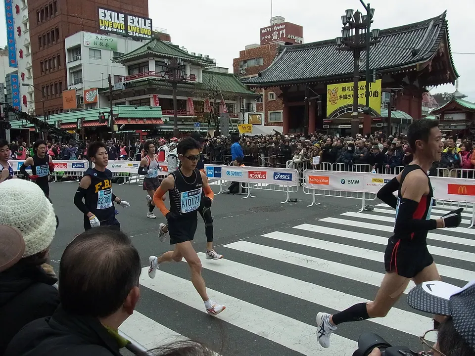 Runners pass the Kaminarimon gate in Asakusa during the 2012 Tokyo Marathon.